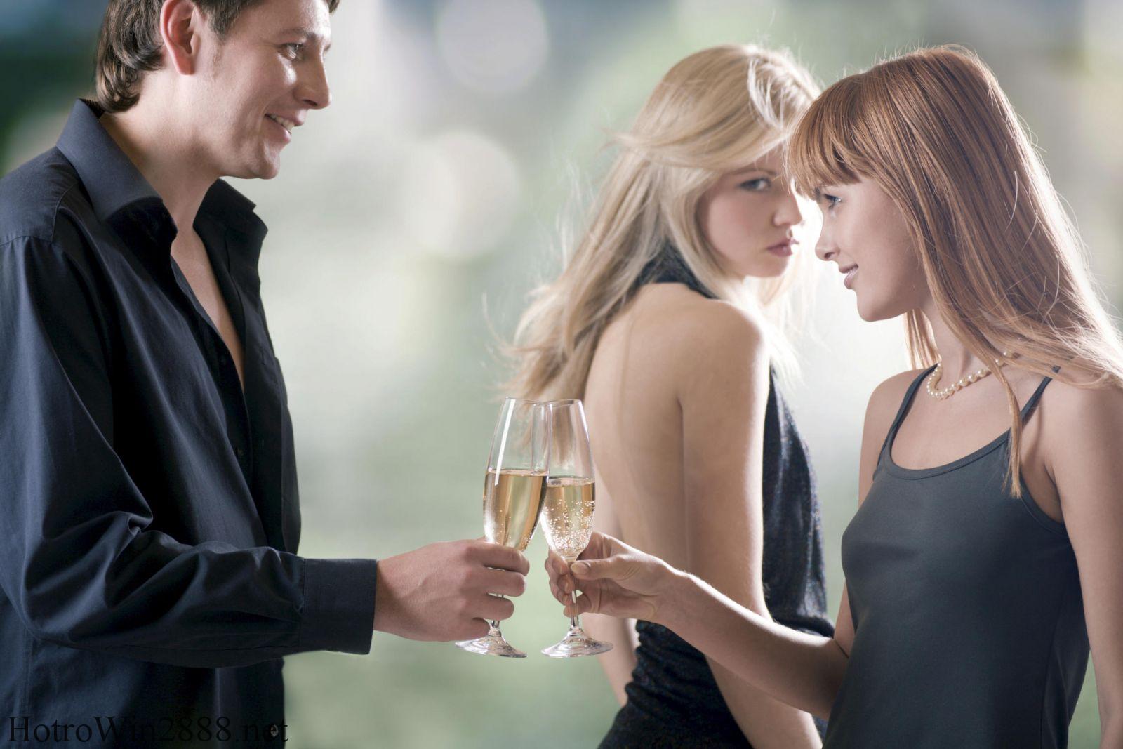 mơ thấy chồng đi với gái lạ